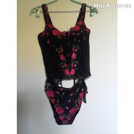 GUÊPIÈRE Lise Charmel  100  - État neuf