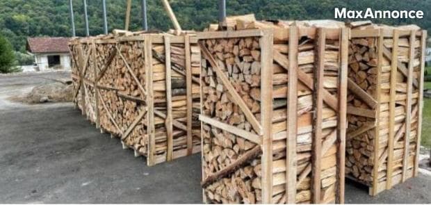 Stères de bois et granulés disponibles. 
