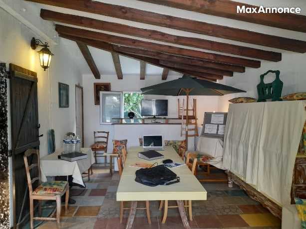 SALLE A LOUER POUR RDV PROF AVEC TERRASSE 