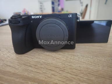 Sony Alpha 6700 accompagné d'un objectif 7artisans 50mm f/1.