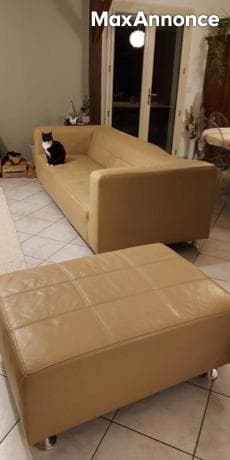 Canapé cuir beige et son repose-pieds pouf