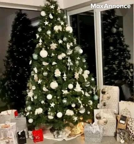 Sapin  de noël  et objets  dart tableau  décoration 