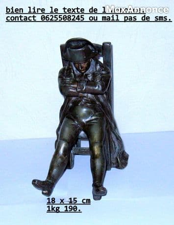 statue Napoléon assis sur une chaise.