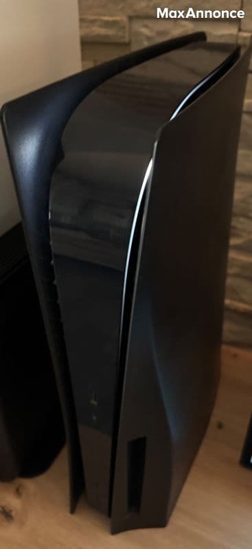 PS5 avec SSD 1 To + 2 manettes – Très bon état – 150 €