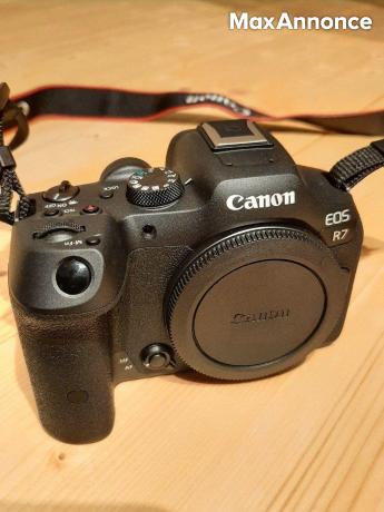 Canon EOS R7 